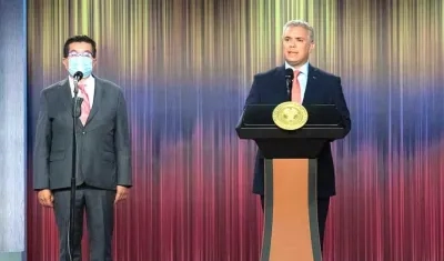 El Presidente Iván Duque y el Ministro de Salud Fernando Ruiz, durante la presentación.