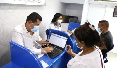 Técnicos del IGAC trabajando en la nueva plataforma.