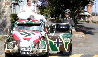 Fotografía cedida hoy por el Centro Simon Wiesenthal Latinoamérica que muestra unos recién casados con vestimenta nazi, en la ciudad de Tlaxcala (México).