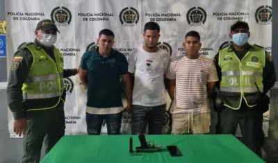 Los tres capturados tras la persecución policial. 