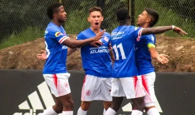 Jugadores de Atlántico celebran un tanto. 