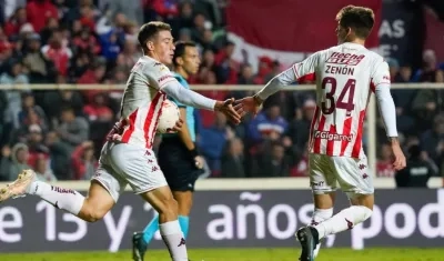 Jugadores de Unión de Santa Fe celebran un gol. 