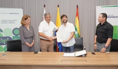 Abby Daniell, gerente para Latam, Canadá y Caribe de Amazon WS, izquierda; Jorge Silva Luján, Country Manager AWS; el alcalde Jaime Pumarejo y el gerente TIC Jaime Criales.