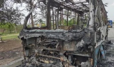 Bus incendiado en la urbanización Caribe Verde, en Barranquilla. 
