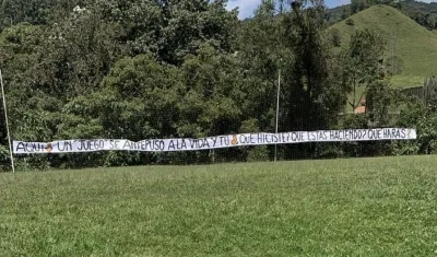 Mensaje en la cancha de fútbol del colegio.