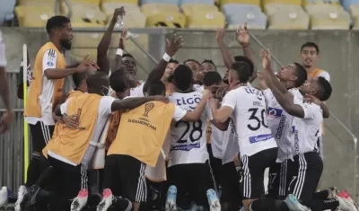 Jugadores de Junior celebran el gol en el Maracaná. 