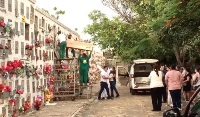 Momento de la sepultura de la enfermera Marilyn Pérez.