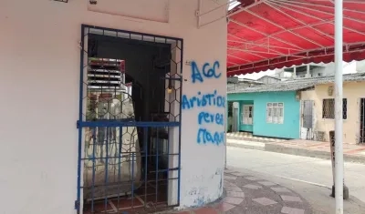 Una de las tiendas pintadas con consignas de las Autodefensas Gaitanistas.