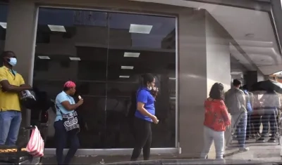 Una larga fila para reclamar medicamentos.