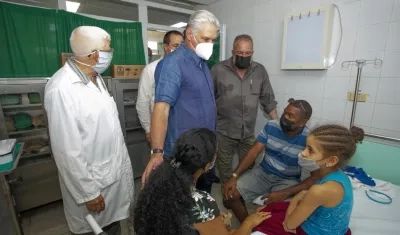 Presidente de Cuba, Miguel Díaz-Canel, visita a una de las niñas lesionadas.