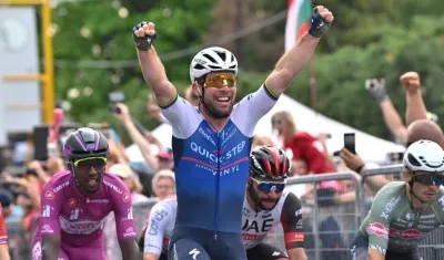 Mark Cavendish festeja el triunfo en la línea de meta. 