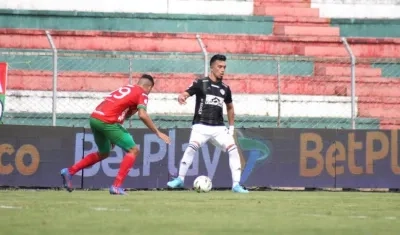 Fernando Uribe enfrentando la marca de Edwin Laszo.