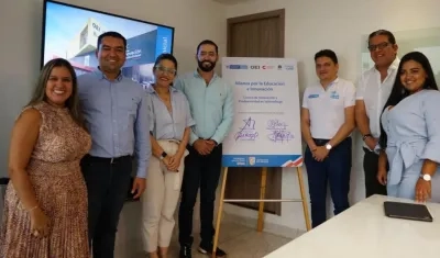 Momento de la firma de la alianza.