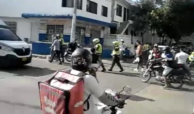 Los capturados cuando son conducidos a una patrulla de la Policía. 
