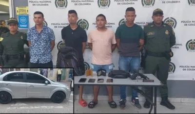 Los cuatro capturados, los elementos hurtados, el arma y el vehículo incautado.