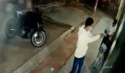 Sobre la cabeza de un niño, extorsionista disparó contra tienda