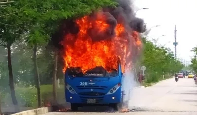 Bus incendiado en Caribe Verde.