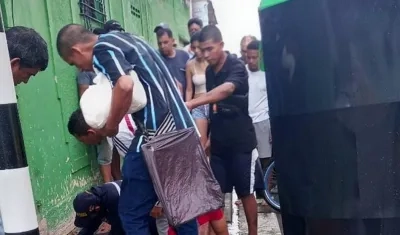 Varias personas auxiliaron al bicitaxista tras quedar tendido en el lugar. 