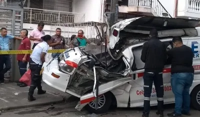 Una de las ambulancias que chocaron.