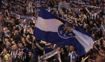 Hinchas del Porto celebran el título. 