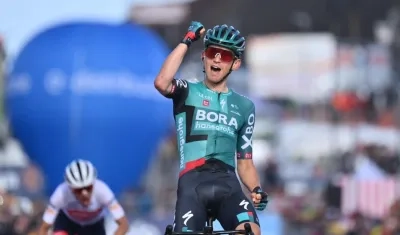 Lennard Kamna se queda con la etapa por delante de Pedro López. 