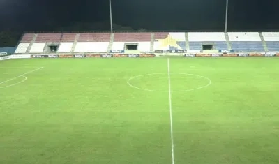 Estadio solitario el día del partido.