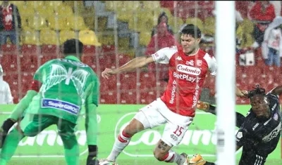 Fernando Coniglio enfrentando al arquero y capitán Sebastián Viera.