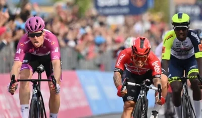 Arnaud Démare con la lengua afuera tras ganar la etapa. 