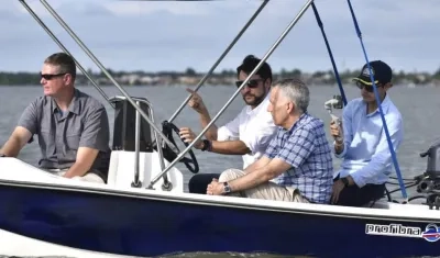El Embajador Philip Goldberg y el Alcalde Jaime Pumarejo recorriendo la Ciénaga.