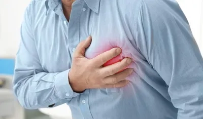 La insuficiencia cardiaca se asocia al desarrollo de la enfermedad renal crónica.