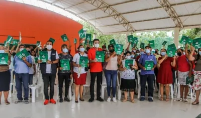 El alcalde Rodolfo Ucrós con las familias beneficiadas. 