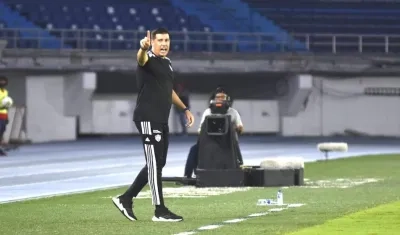 El DT Juan Cruz Real dirigiendo esta noche en el Metropolitano.