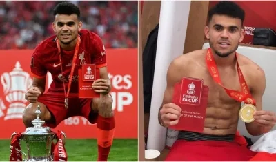 Luis Díaz con el premio de MVP, medalla y trofeo de campeón. 