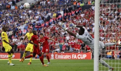 Disparo de Luis Díaz que casi es gol. 