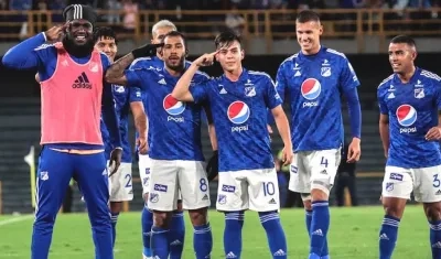 Jugadores de Millonarios celebrando el gol de Eduardo Sosa y su posición como cabeza de serie.