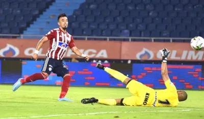 Fernando Uribe abriendo el marcador para los junioristas.