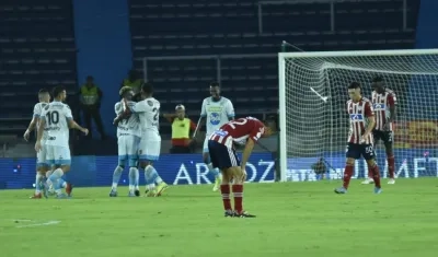 Jugadores de Jaguares celebran con la decepción en la cara de los jugadores de Junior. 