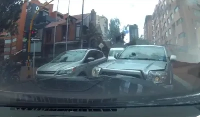 Momento en que fueron arrollados los dos ladrones en moto. 