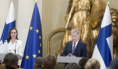 La primera ministra, Sanna Mari, y el presidente de Finlandia, Sauli Niinisto, hablan con los medios en Helsinki, Finlandia.