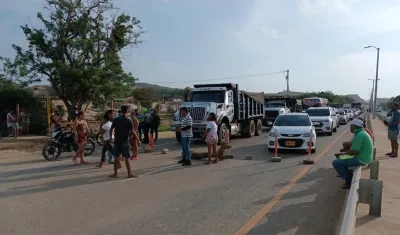 Gigante trancón en la Vía al Mar por bloqueo en Salgar