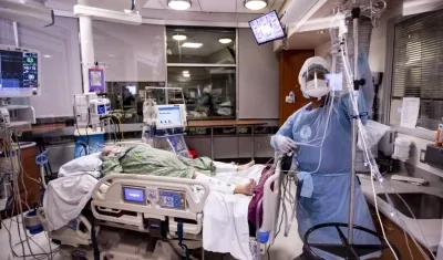 Una enfermera atiende a un paciente de Covid-19 en EE.UU.