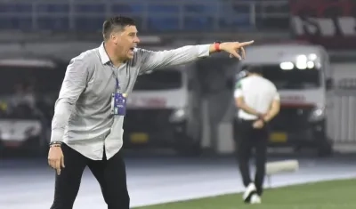 Juan Cruz Real dirigiendo en el Metropolitano ante Oriente Petrolero.