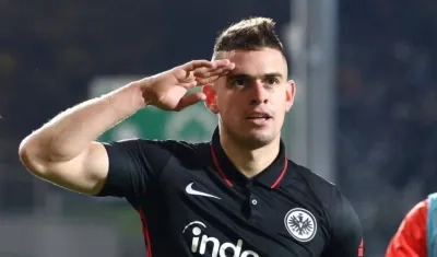 Rafael Santos Borré hace el festejo del 'comandante'. 