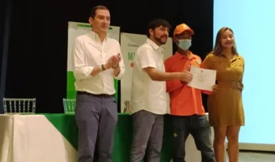 Uno de los recicladores recibe el diploma de parte del Alcalde Jaime Pumarejo..