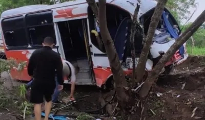 Buseta accidentada en la 'Sexta entrada'