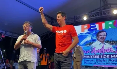 El candidato Gustavo Petro con el senador electo Pedro Flórez. 