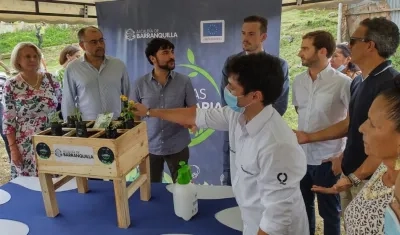 El Embajador de la Unión Europea en Colombia, Gilles Bertrand, y el Alcalde Jaime Pumarejo, en el barrio Lipaya.