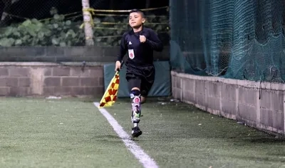 Jesús Adrián González en su papel como juez de línea. 