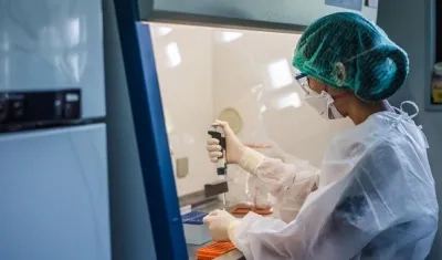 El virus de la viruela del mono causa una enfermedad con síntomas similares a los de la viruela, pero menos graves.