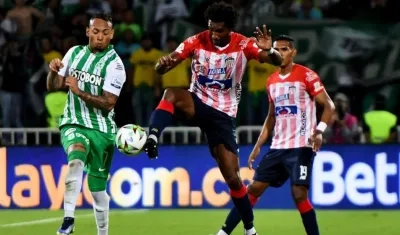 Didier Moreno disputa el balón ante Jarlan Barrera. 